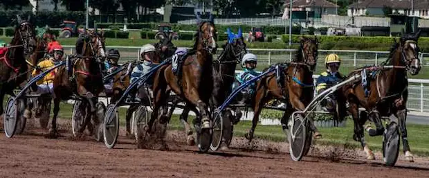 Image de courses de chevaux au galop PMU